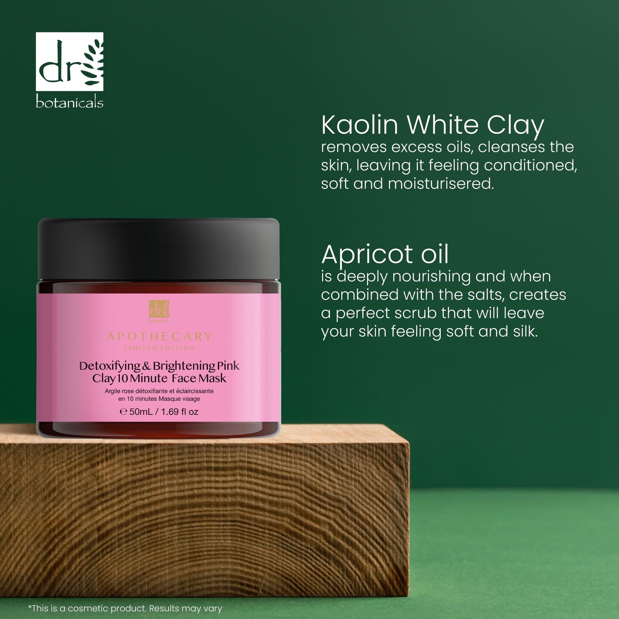 Produkt auf Holzblock. Aufschrift: Detoxifying & Brightening Pink Clay 10 Minute Face Mask. Text über Inhaltsstoffe: Kaolin White Clay, Apricot oil.