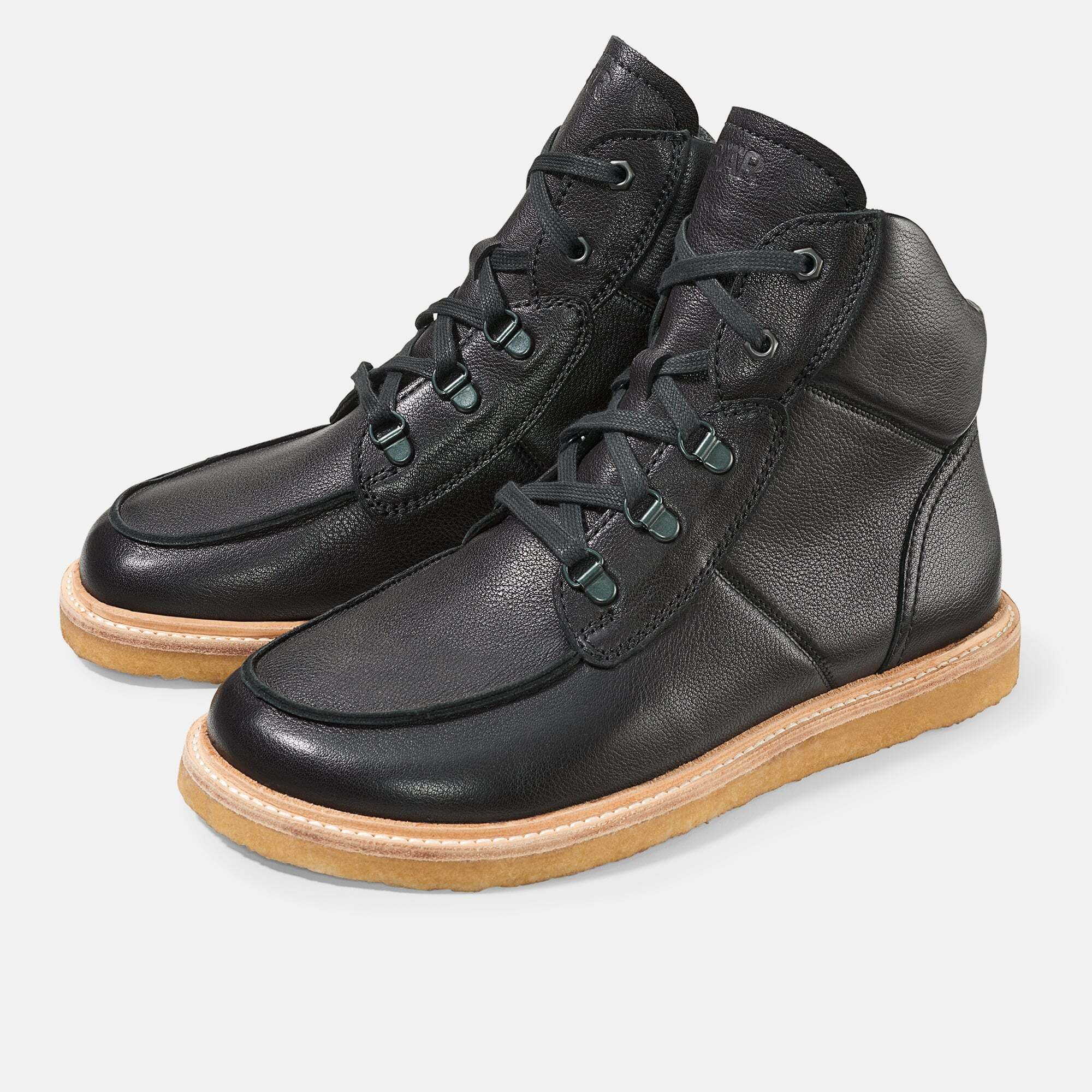 Schwarze Stiefeletten mit Schnürung und heller Sohle. Breite Passform. Leder. Zwei Schuhe nebeneinander.