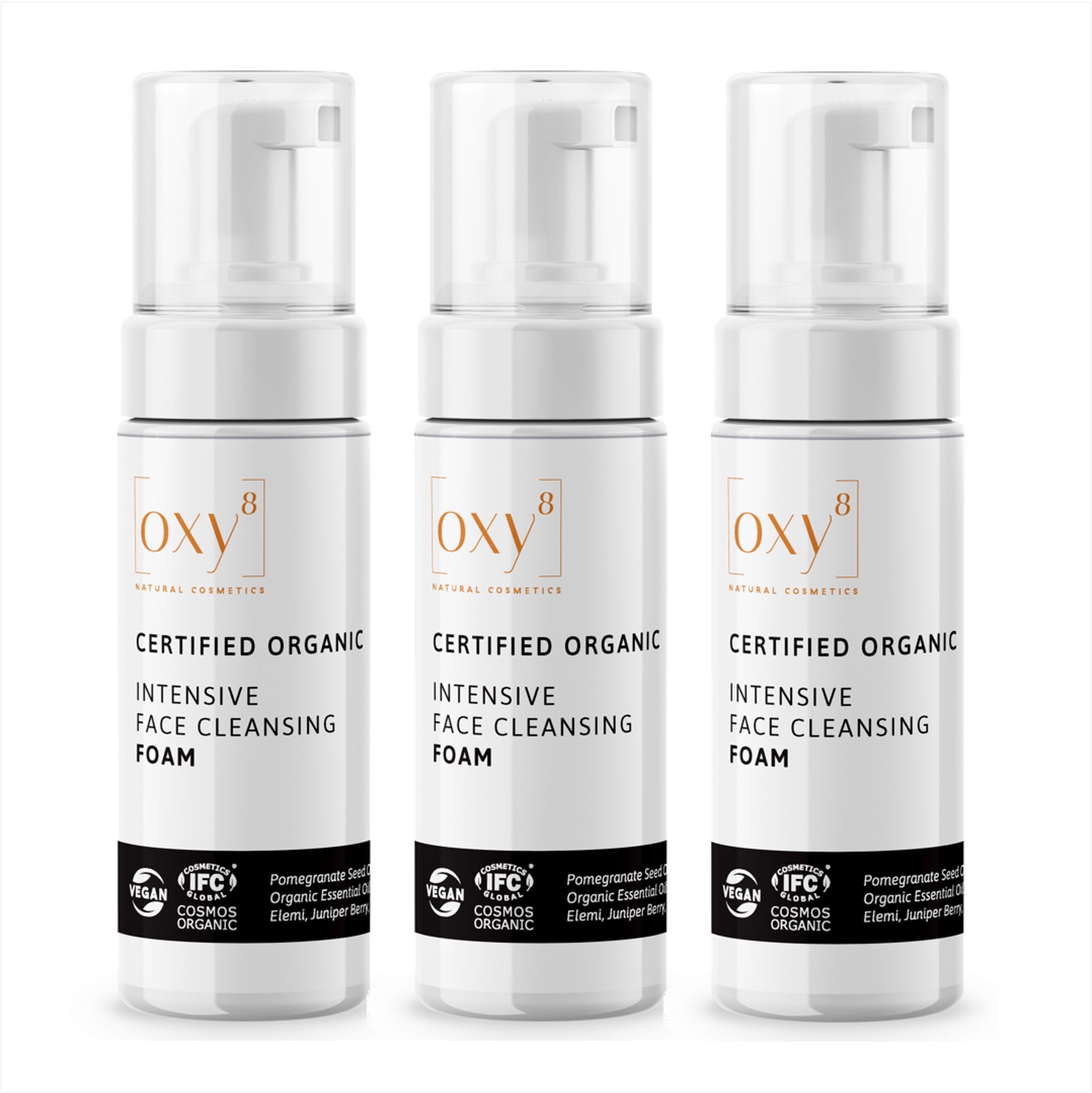 Drei Flaschen Reinigungsschaum. Weiß, mit Pumpaufsatz. Aufschrift: oxy8, INTENSIVE FACE CLEANSING FOAM. Zertifizierte Bio-Kosmetik.
