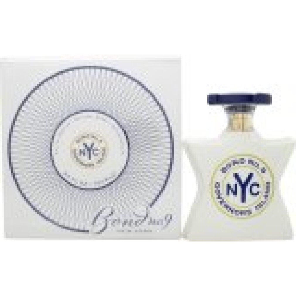 Weiße Flasche und Verpackung. Aufschrift: Bond No. 9 NYC Governors Island. Blaue und goldene Akzente.