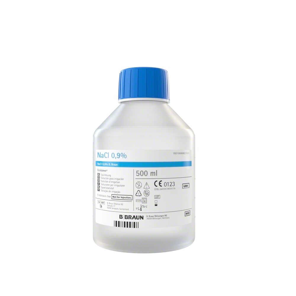 Flasche mit blauem Verschluss. Aufschrift NaCl 0,9%. Etikett mit Informationen und CE-Kennzeichnung. Marke B. Braun.
