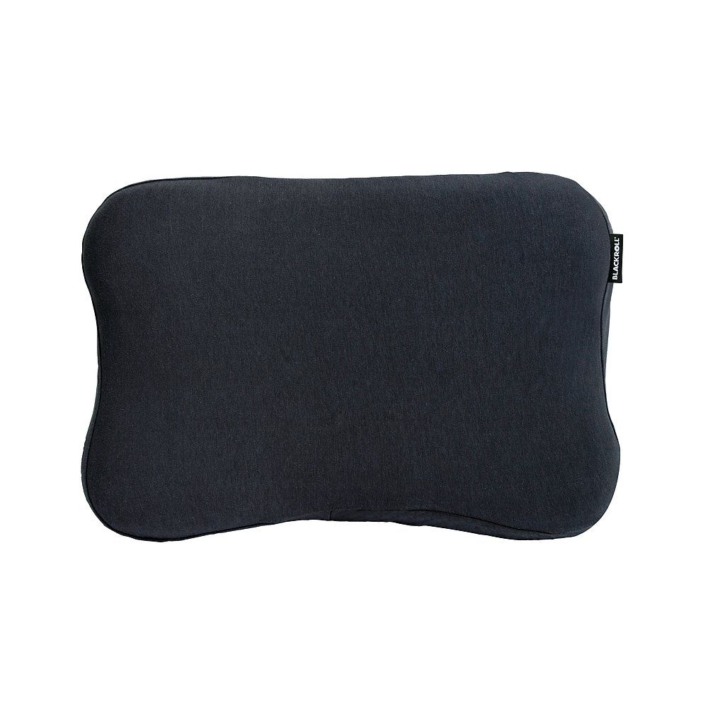 Dunkelgrauer Kissenbezug. Rechteckige Form mit geschwungenen Seiten. Kleines Label mit Schriftzug.