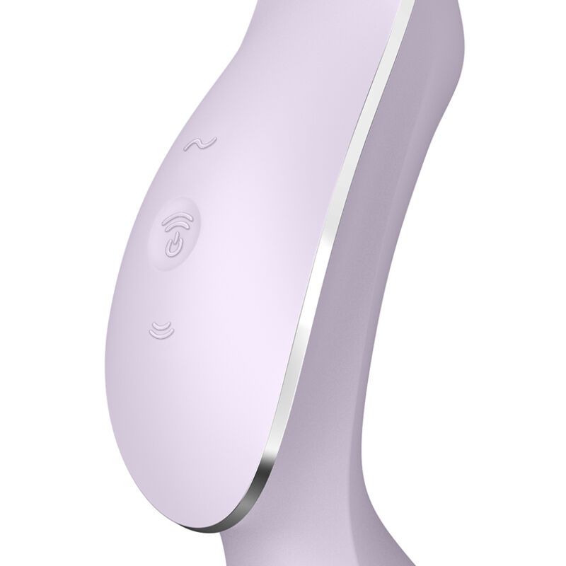 Nahaufnahme des lila Satisfyer Curvy Trinity 2. Mit Bedienknöpfen und silberfarbener Zierleiste.