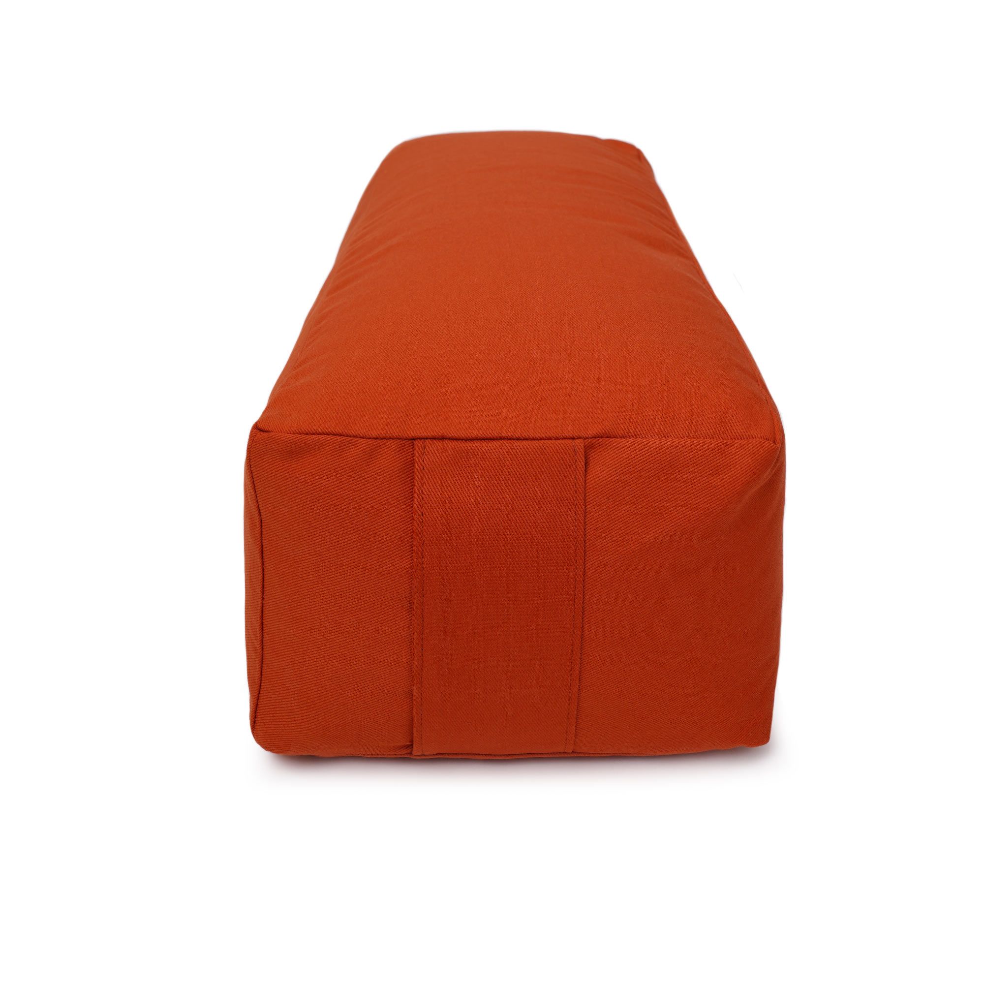 Vorderansicht eines orangefarbenen rechteckigen Yoga-Bolsters mit Nähten an den Seiten.
