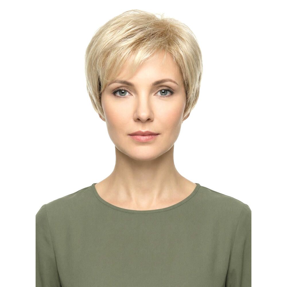 Kurzhaarperücke in Blond. Frontale Ansicht einer Frau mit der Perücke. Die Haare sind kurz geschnitten und leicht gewellt.