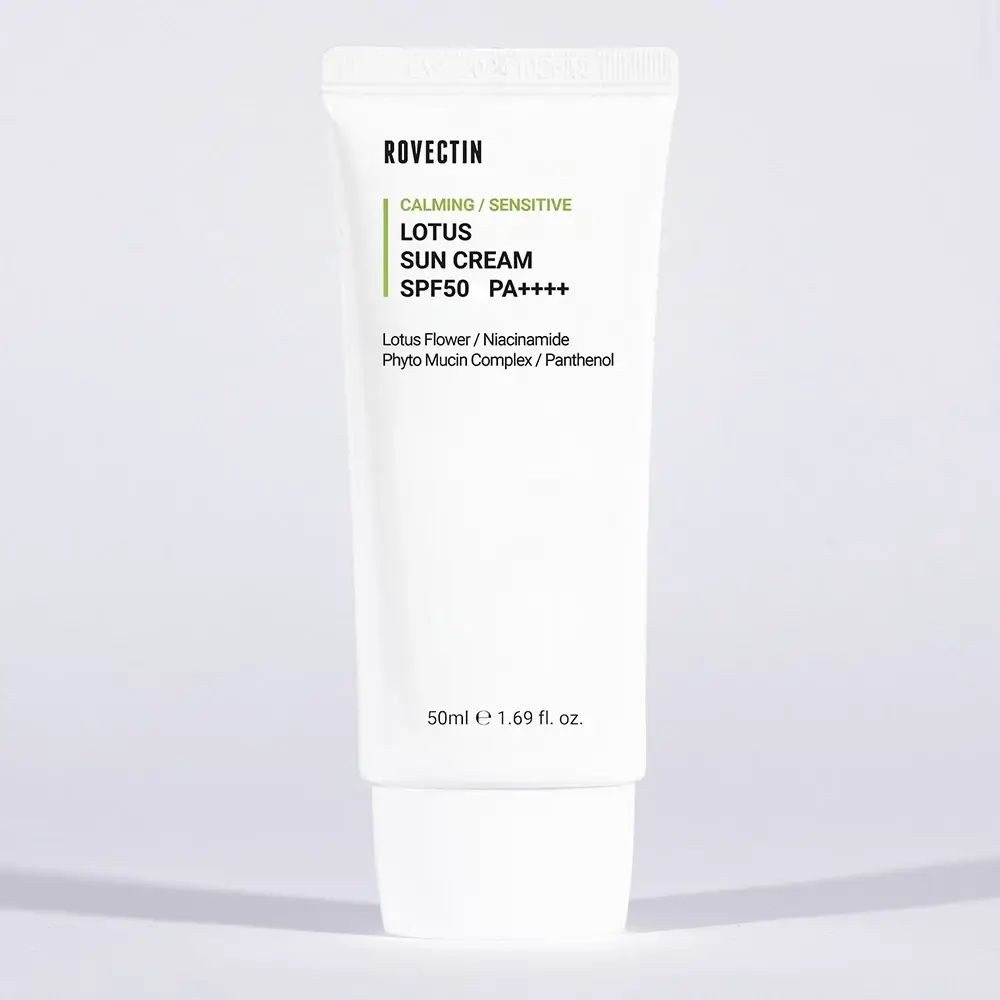 Weiße Tube mit grüner Schrift. ROVECTIN, CALMING/SENSITIVE, LOTUS SUN CREAM SPF50 PA++++. Inhaltsstoffe: Lotusblüte, Niacinamid, Phyto Mucin Complex, Panthenol. 50ml.
