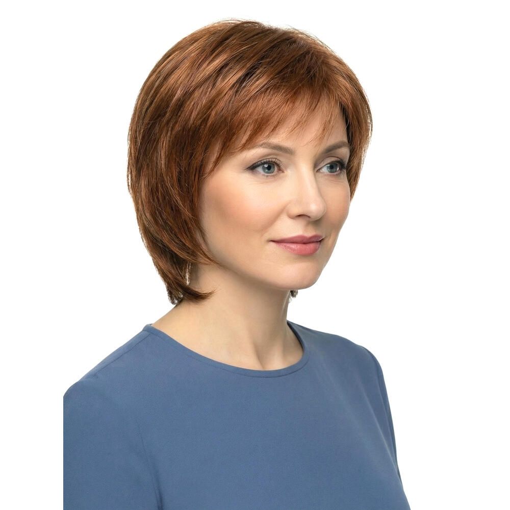 Kurzhaarperücke, rotbraun. Frau mit blauem Oberteil. Dreiviertelansicht.