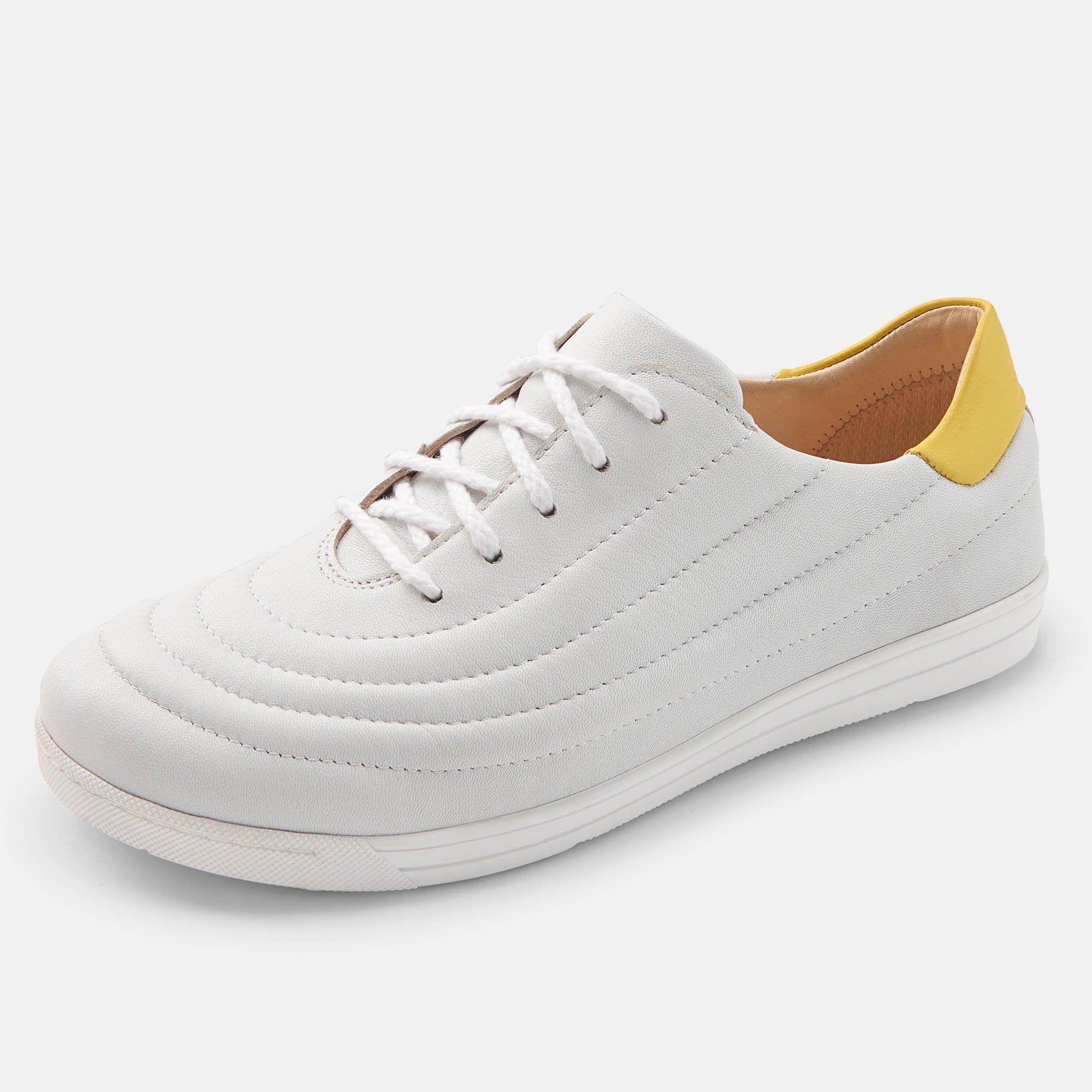 Weißer Schnürschuh mit gelber Fersenkappe. Gepolstertes Design. Flache Sohle.