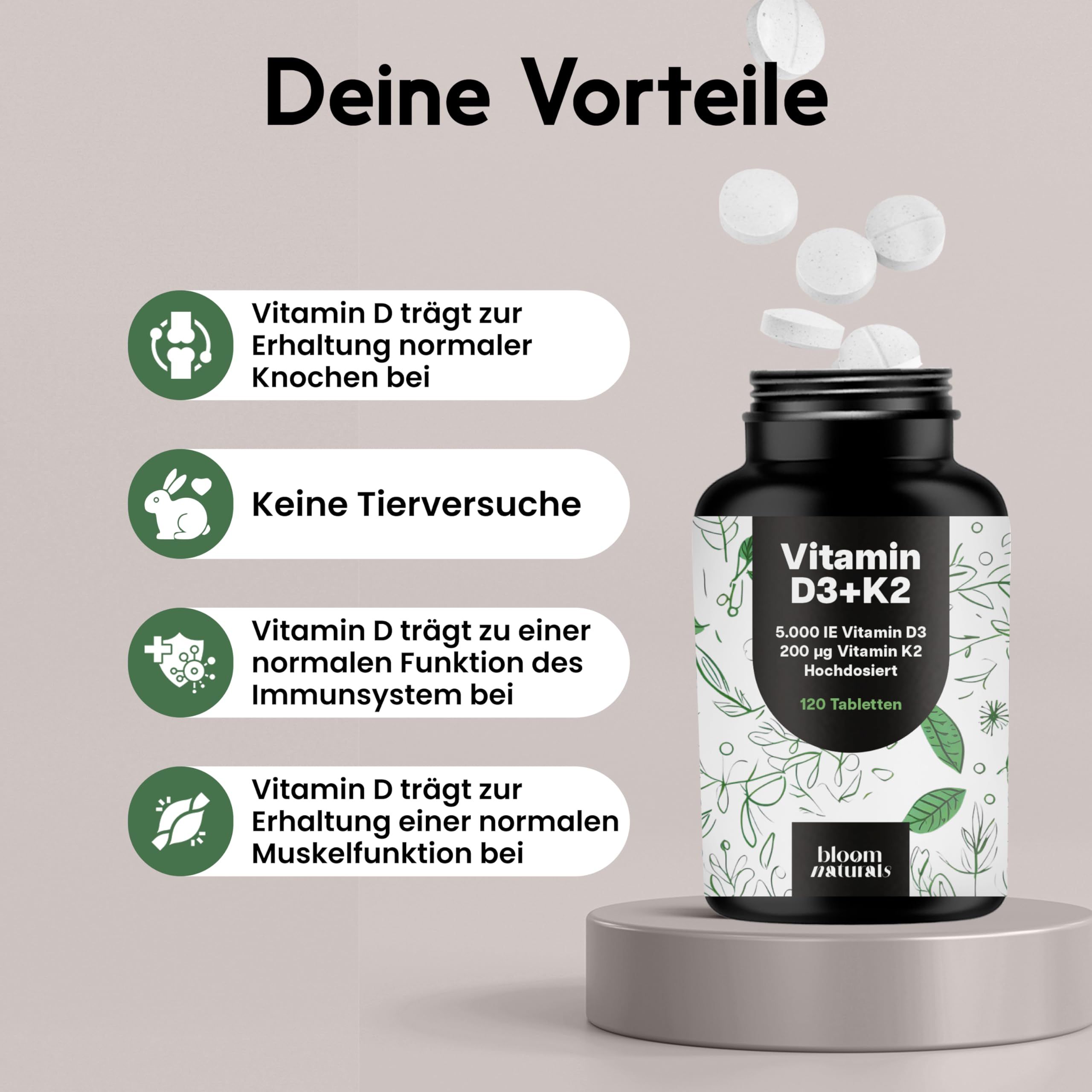 Vitamin D3+K2 Flasche und Tabletten. Text: Vitamin D trägt zur Erhaltung normaler Knochen bei, keine Tierversuche, etc.