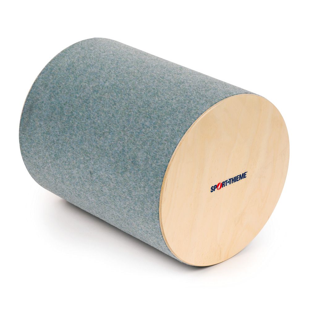 Zylindrische Walze mit Holzenden. Grauer Stoffbezug. Sport-Thieme Logo auf einer Holzseite. Holzfarbene Enden.