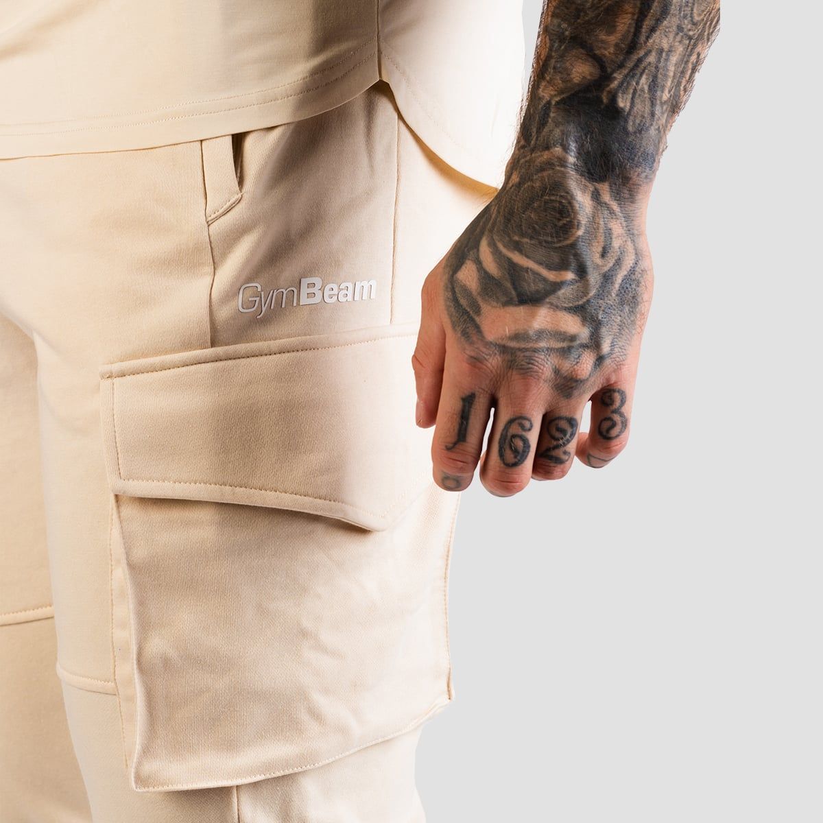 GymBeam Jogginghose Herren Slim lang mit Kordelzug und Seitentaschen in Sand
