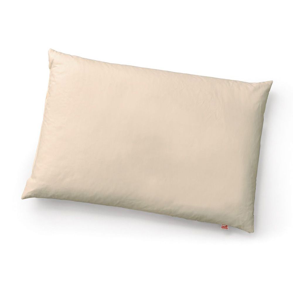 Beigefarbenes Kissen. Rotes Etikett an der Ecke.