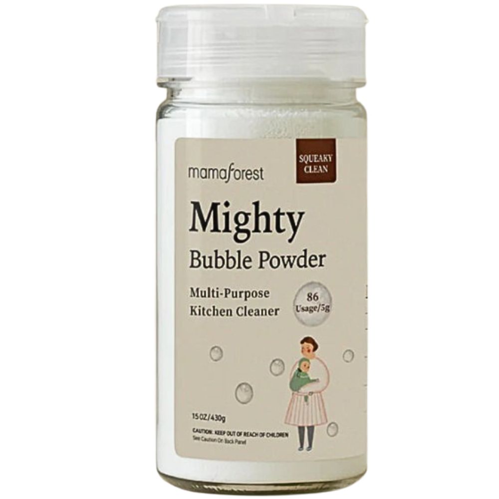 Weißes Pulver in einem Glasbehälter mit weißem Deckel. Aufschrift: MAMAFOREST Mighty Bubble Powder, Multi-Purpose Kitchen Cleaner.