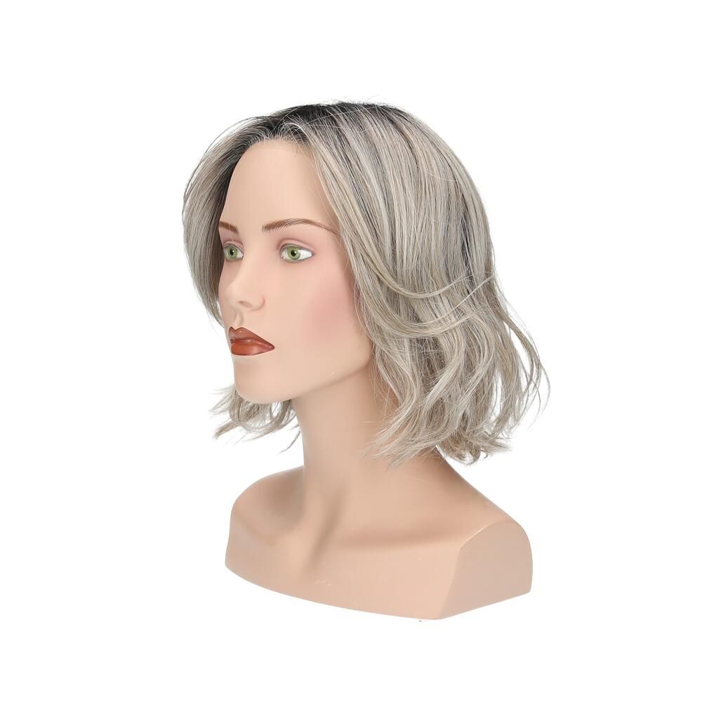 Perücke Lilie von trendhair. Blonde, gewellte Kunsthaarperücke auf einem Schaufensterkopf. Seitenansicht.