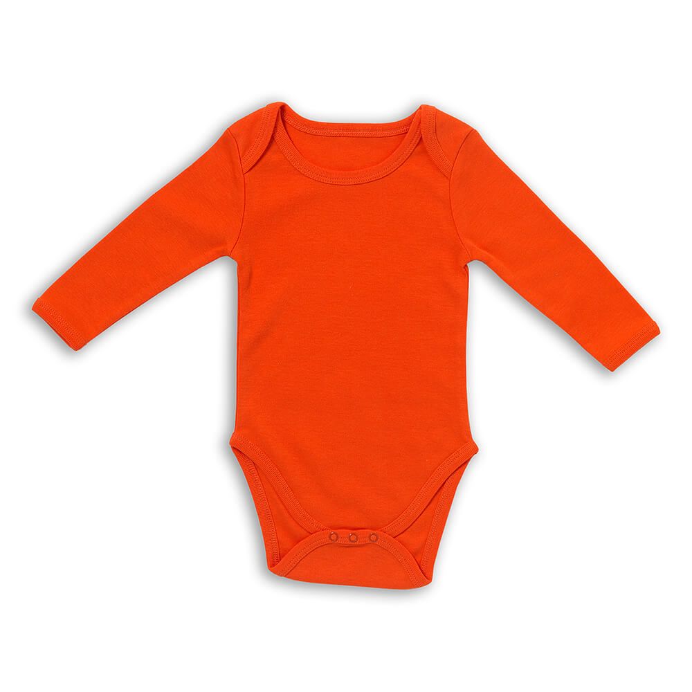 Oranger Baby-Body mit langen Ärmeln. Rundhalsausschnitt, Druckknöpfe im Schritt.