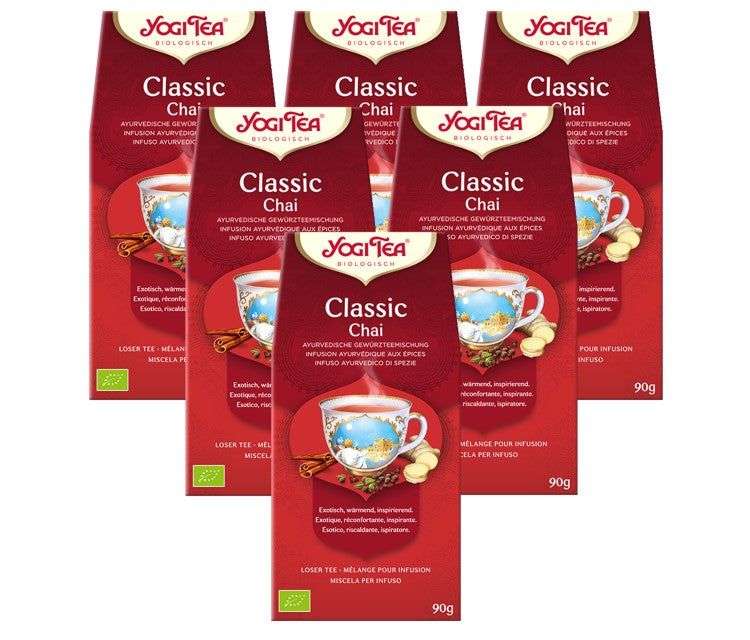 Mehrere Packungen Teebeutel. Rote Verpackung mit Logo und Produktbezeichnung "Classic Chai". Bio-Siegel.