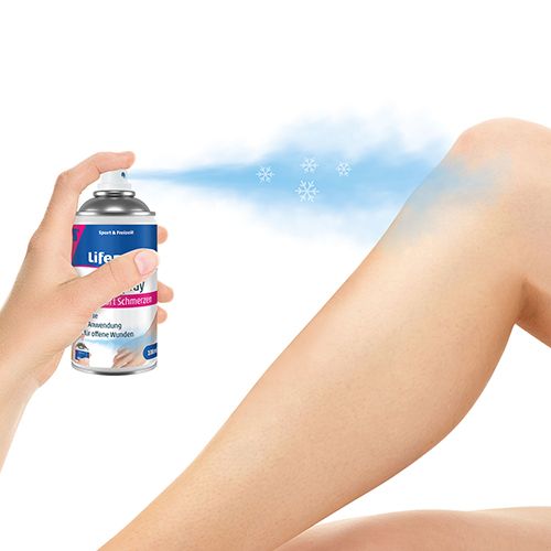 Spray sprüht auf Bein. Lifemed-Spraydose wird gehalten. Blauer Sprühnebel und Schneeflocken-Grafik auf Bein.