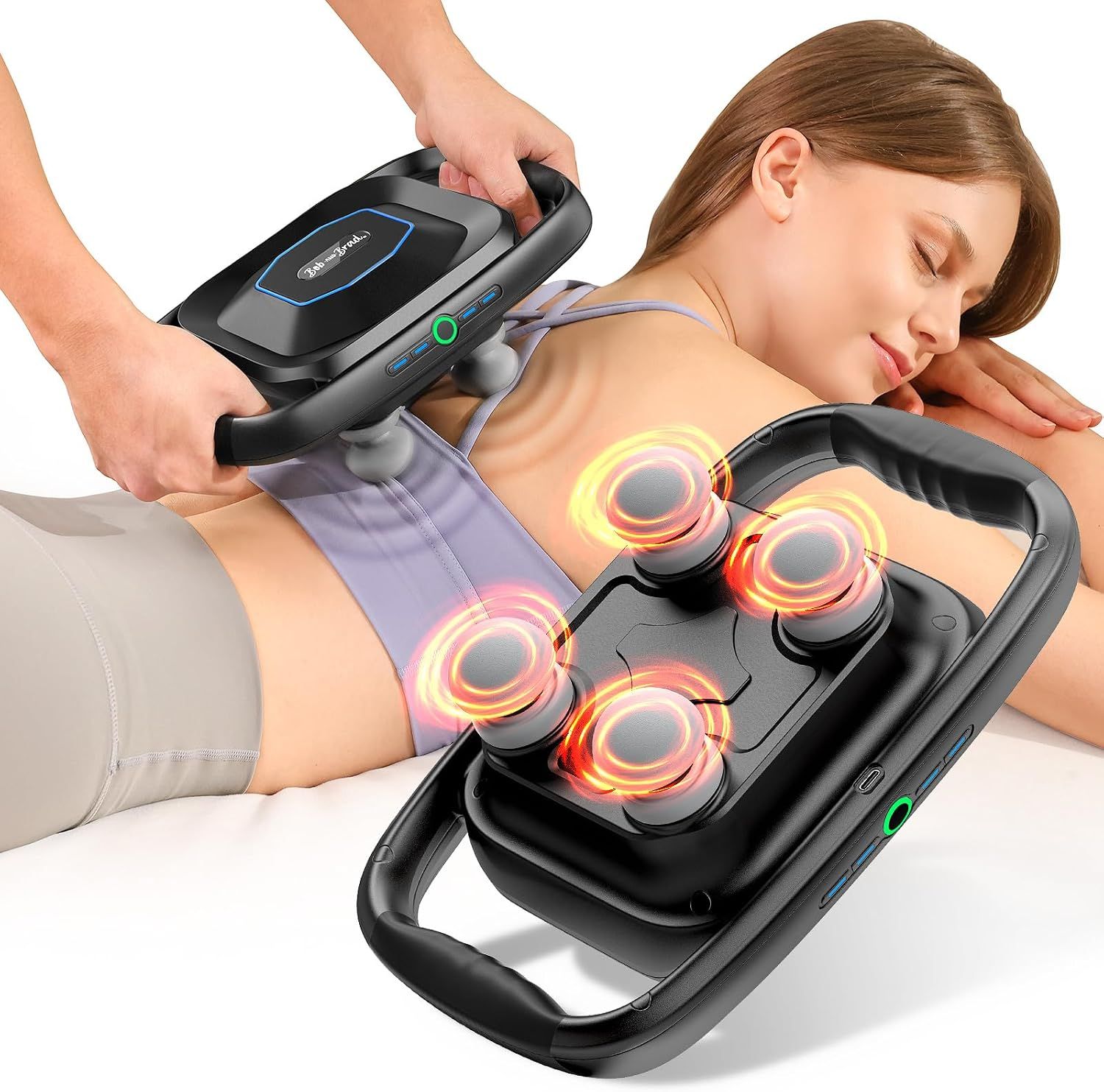 Person massiert den Rücken einer anderen Person mit einem Handmassagegerät.
