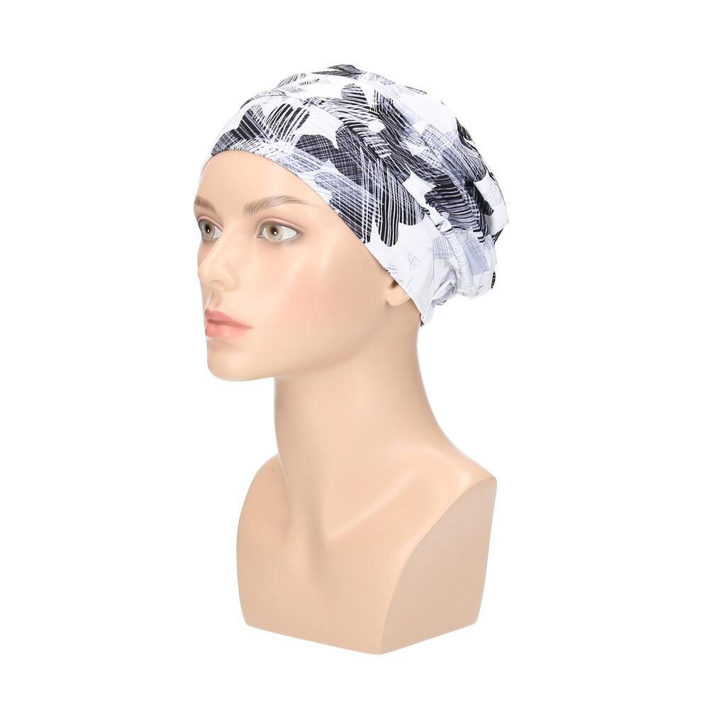 Turban mit floralem Muster in Weiß, Grau und Schwarz. Seitenansicht auf einer Büste.