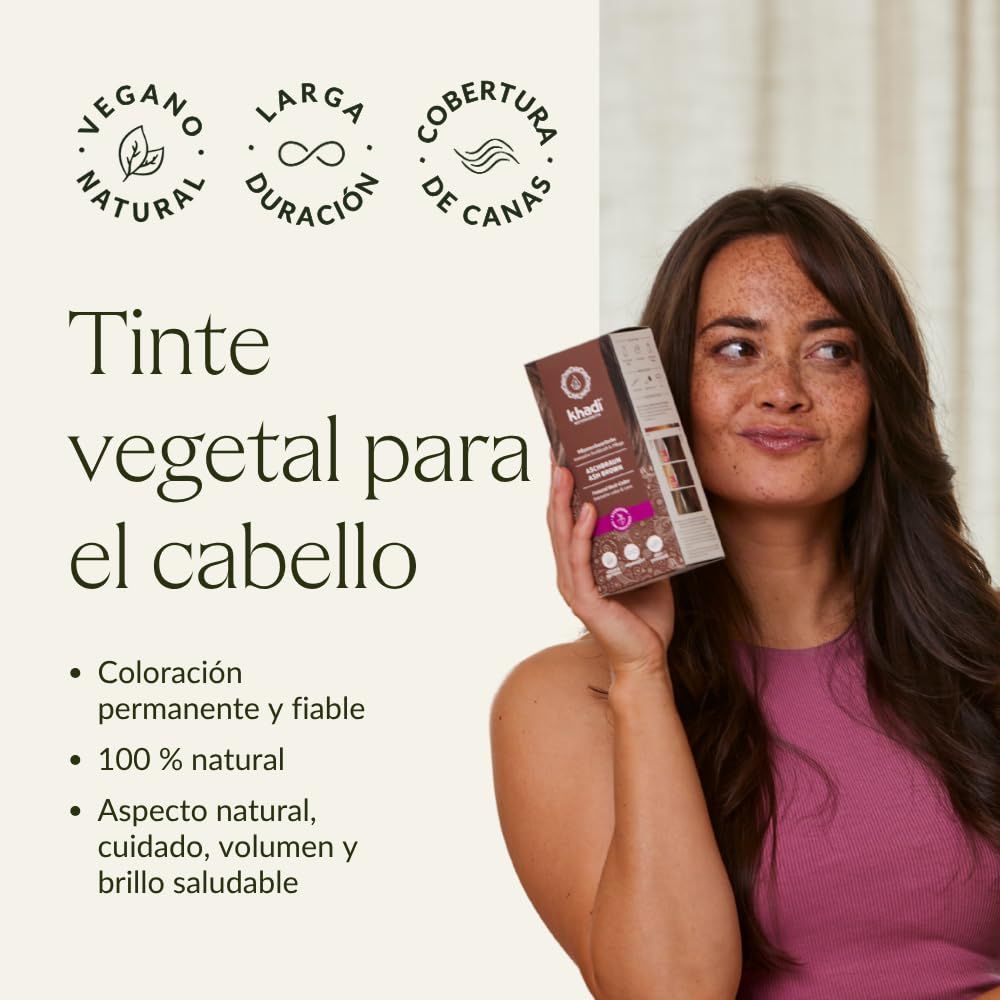 Frau hält eine Produktverpackung. Auf der Verpackung steht 'Khadi'.