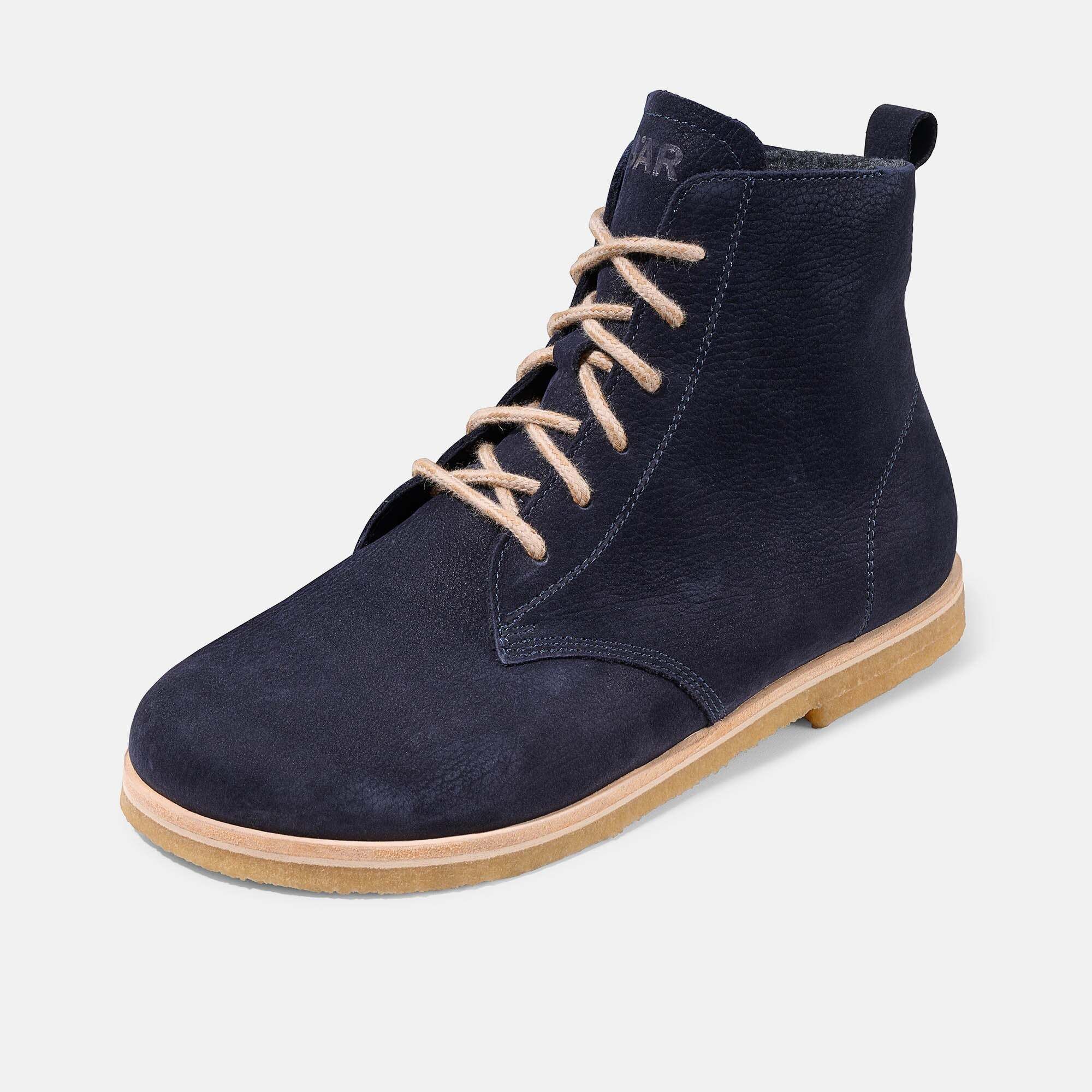 Dunkelblauer Wildleder-Stiefel mit Schnürung, Vorderansicht.