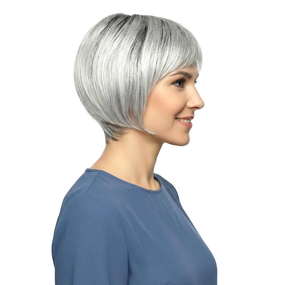 Kurzhaarperücke mit grauem Haar und Pony. Die Frau trägt ein blaues Oberteil. Seitenansicht.
