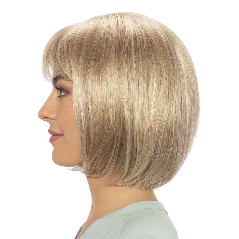 Blonde Perücke mit Pony. Kurzer Bob-Schnitt. Seitenansicht einer Frau mit Perücke.