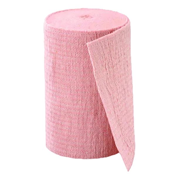 Gerollte, rosa Fixierbinde. Gewebte Textur, teilweise abgerollt. Auf weißem Hintergrund.