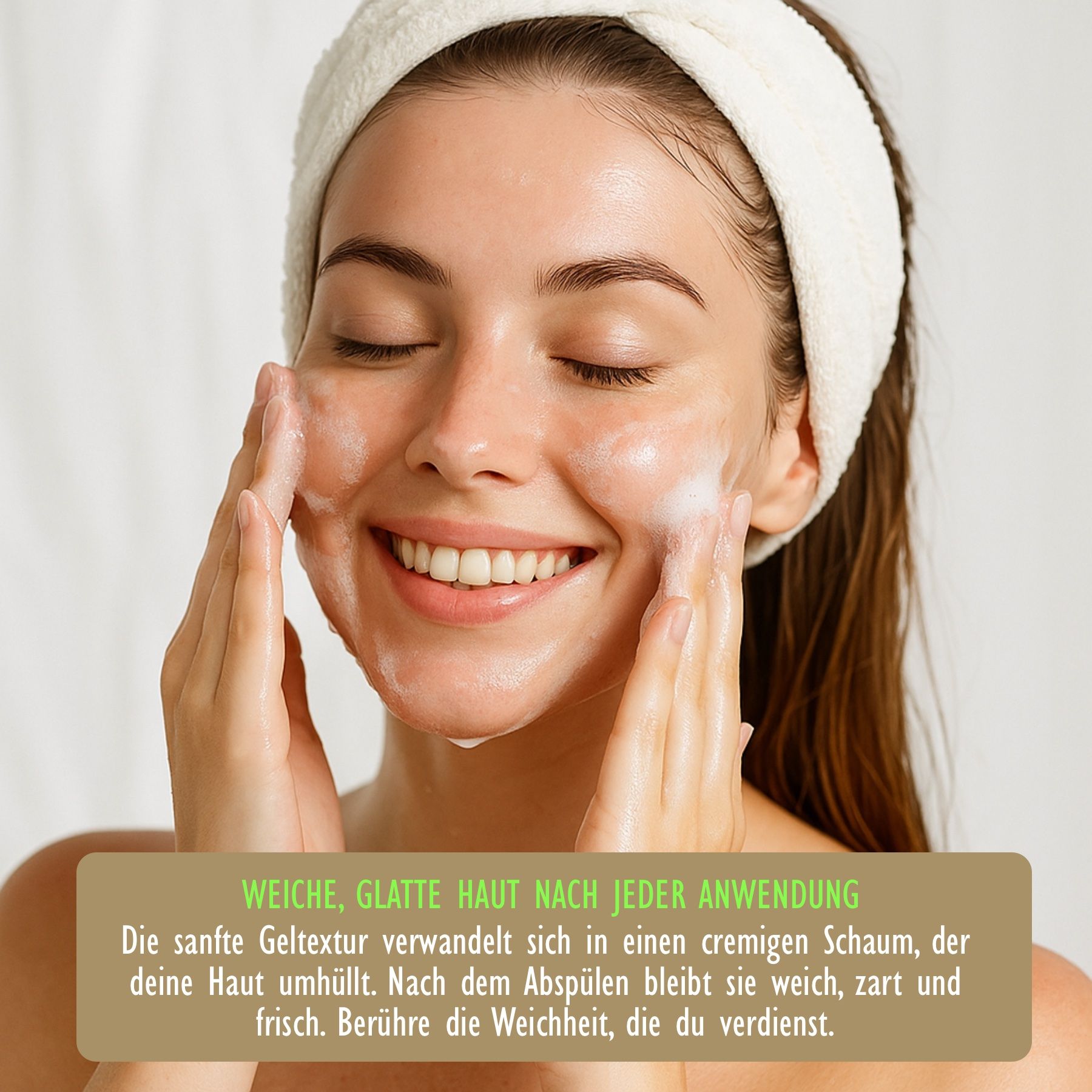Frau wäscht Gesicht. Text: Weiche, glatte Haut nach jeder Anwendung. Cremiger Schaum.