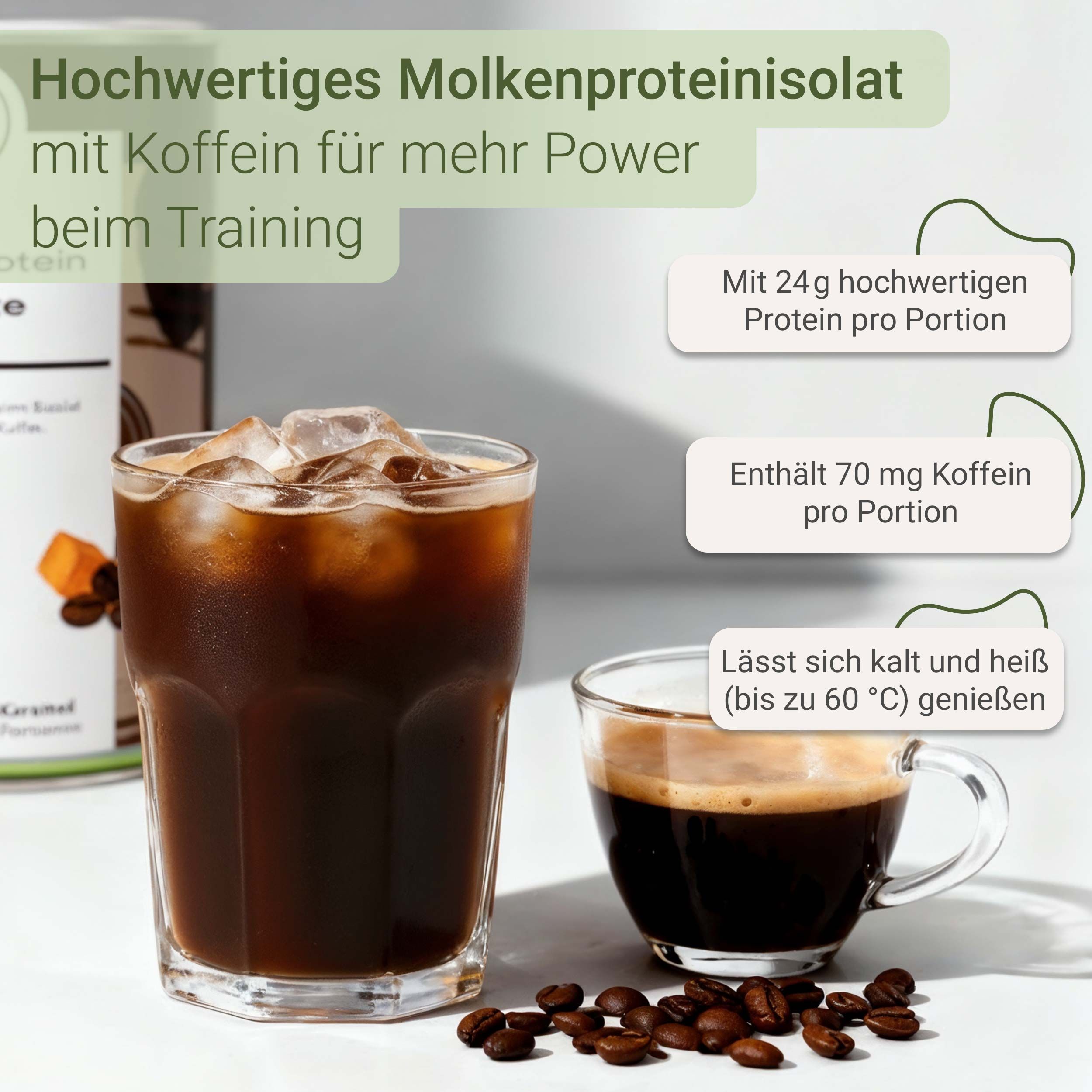 Glas mit Eiswürfeln und Kaffee, daneben eine Tasse Kaffee. Text: Hochwertiges Molkenproteinisolat mit Koffein.