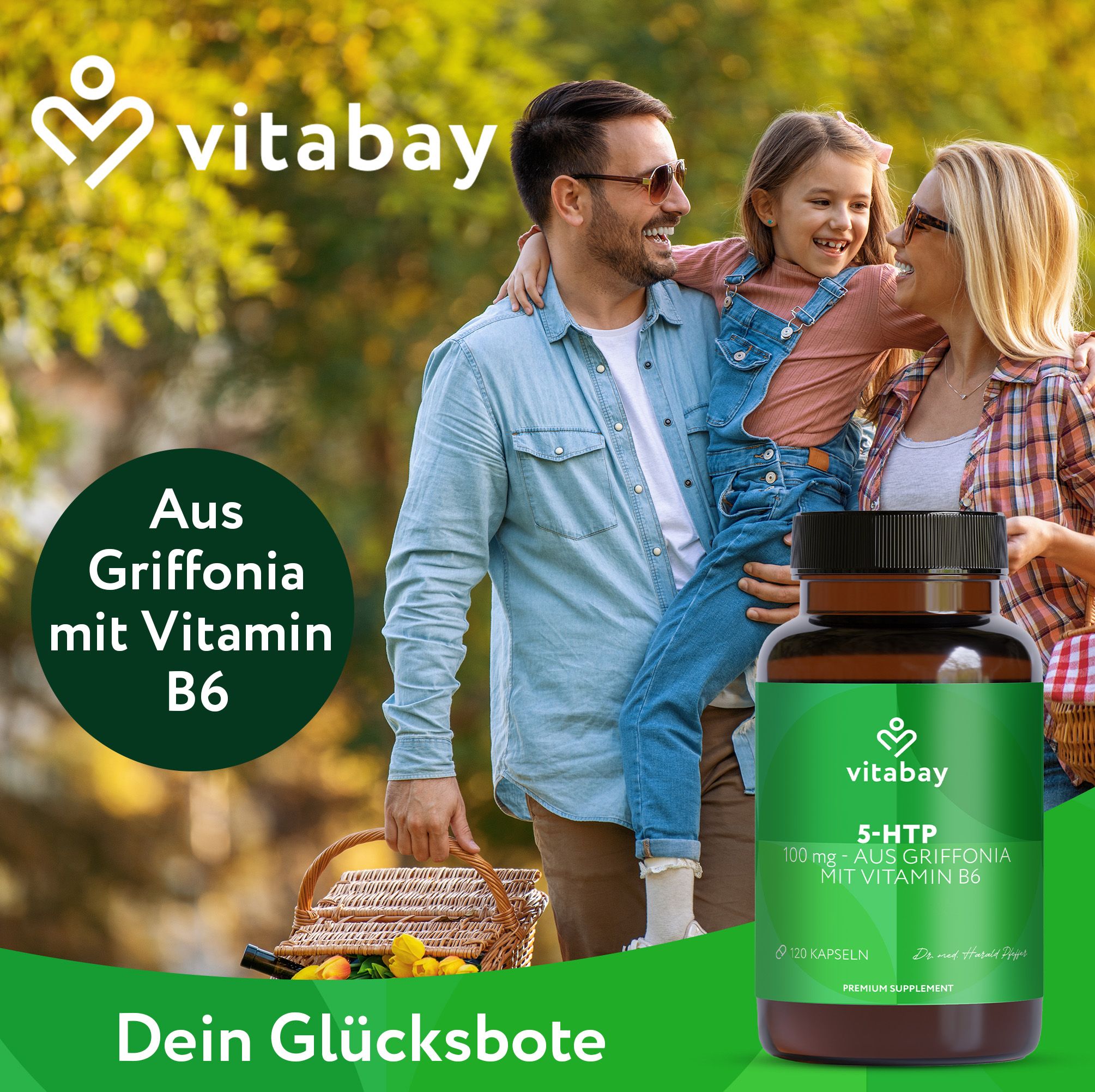 Familie im Freien. Mann hält Flasche. Text: Aus Griffonia mit Vitamin B6. Dein Glücksbote. Vitabay Logo.