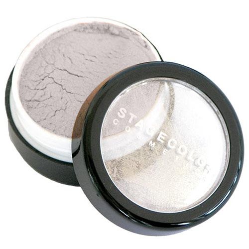 Offene Dose mit grauem Puder. Schwarzer Deckel mit weißem Schriftzug STAGECOLOR COSMETICS. Dose mit weißem Innenrand.