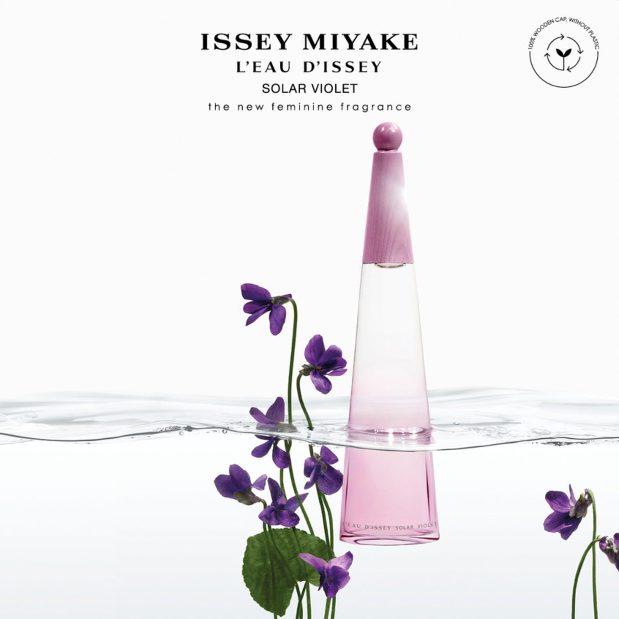 Issey Miyake L'Eau d'Issey Solar Violet Flakon im Wasser. Veilchen und Text.