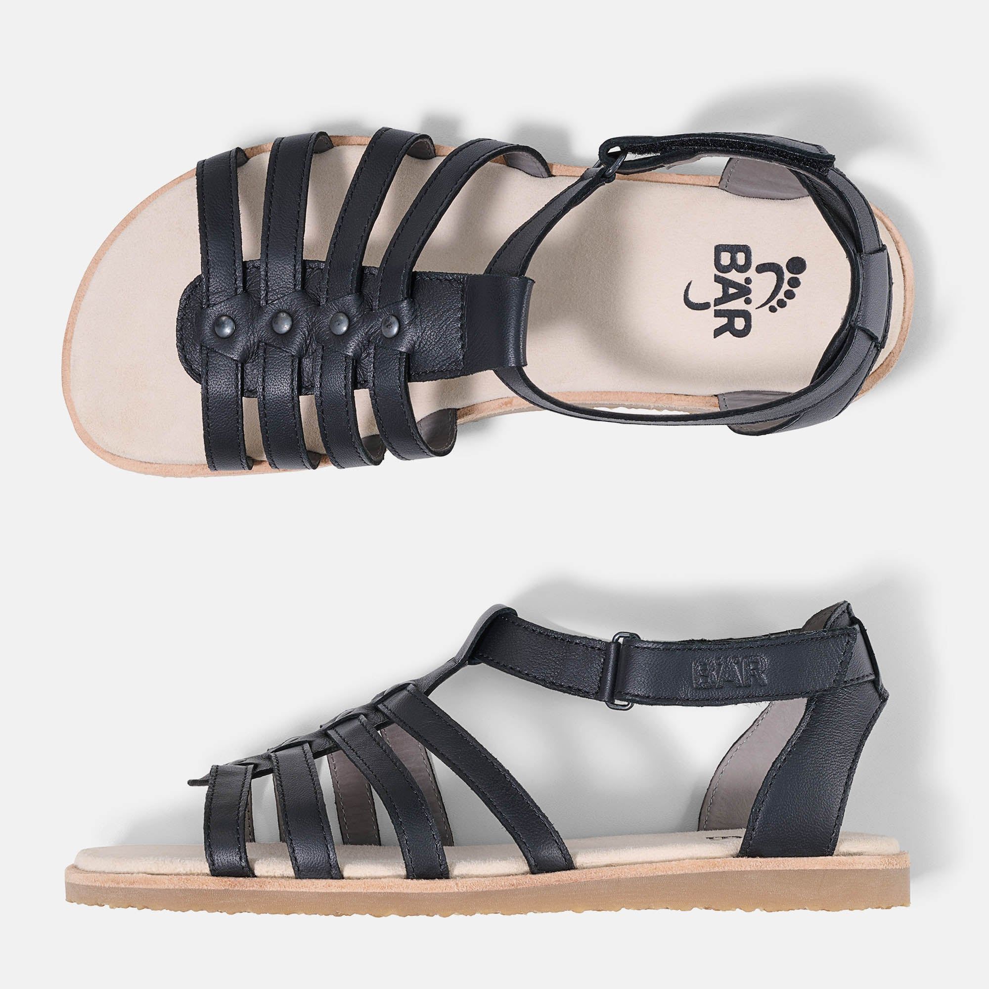 Zwei schwarze Sandalen mit Riemen, beigem Fußbett und brauner Sohle. Marke BÄR.