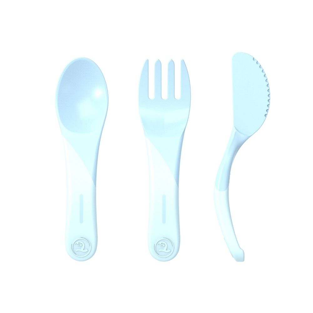 Hellblaues Esslern-Besteck-Set. Enthält einen Löffel, eine Gabel und ein Messer. Die Griffe sind abgerundet.