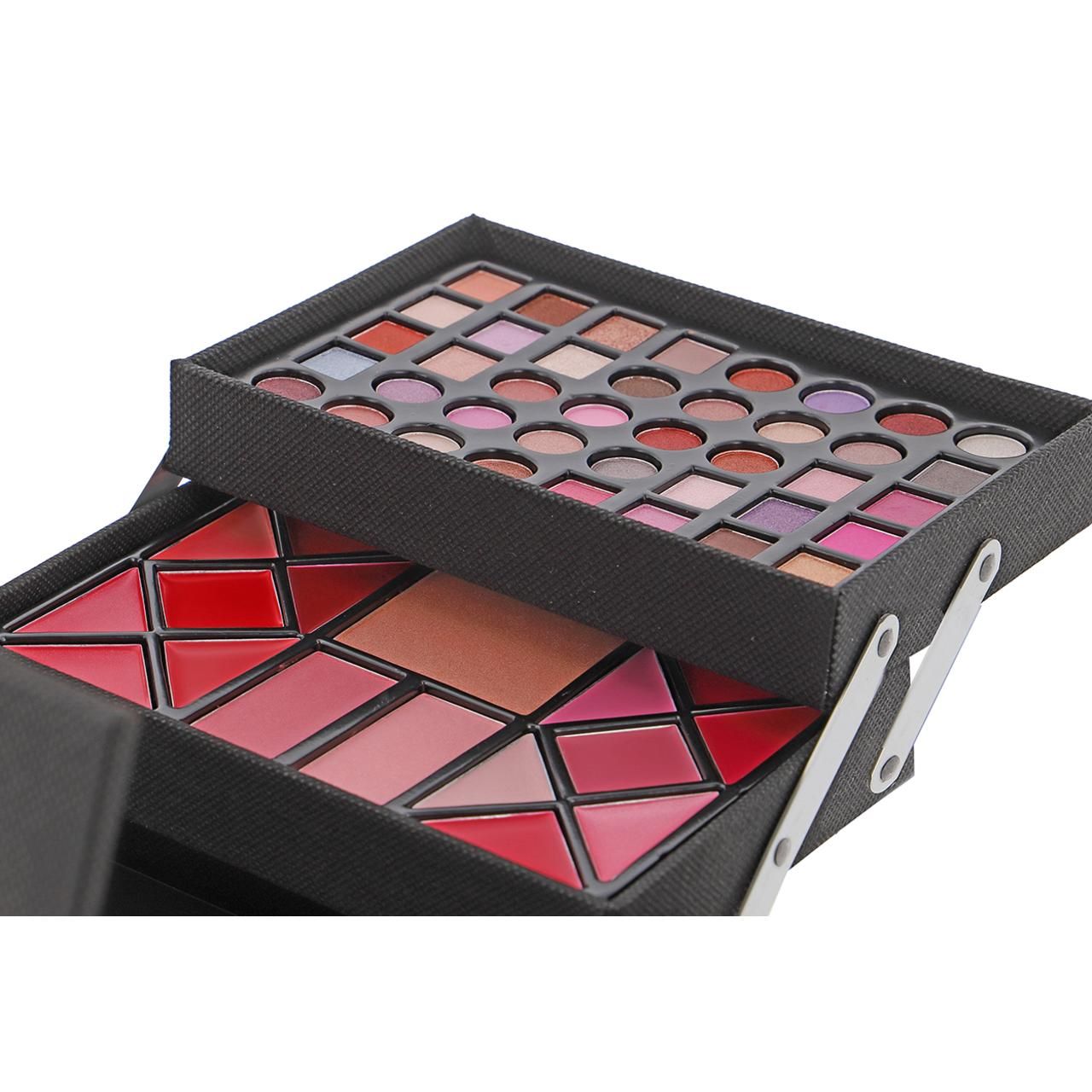 Detailansicht eines geöffneten Kosmetikkoffers. Enthält Lidschatten, Rouge und Lippenstifte. Schwarze Innenfächer.