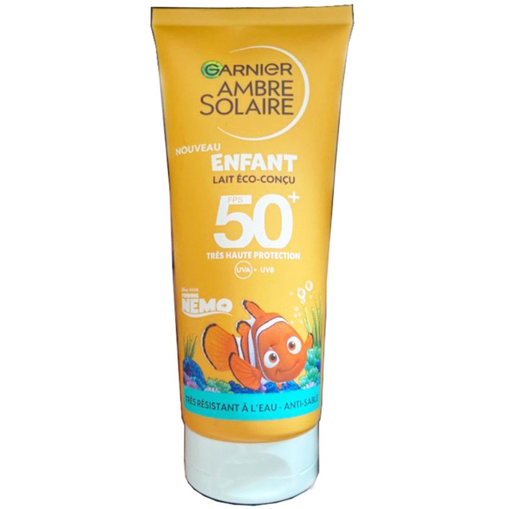 Gelbe Tube mit Garnier Ambre Solaire, SPF 50+ für Kinder. Mit Nemo-Illustration. Text: Très haute protection.