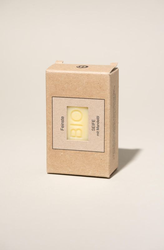 Seife in Kartonverpackung. Sichtfenster mit BIO-Schriftzug. Aufschrift: SEIFE mit Mandelöl.