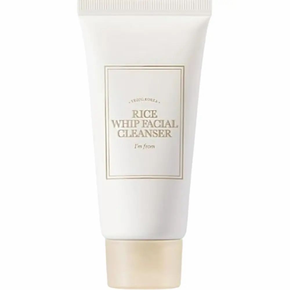 Weiße Tube mit Aufschrift 'Rice Whip Facial Cleanser'. Goldfarbener Verschluss. Marke 'I'M FROM'.