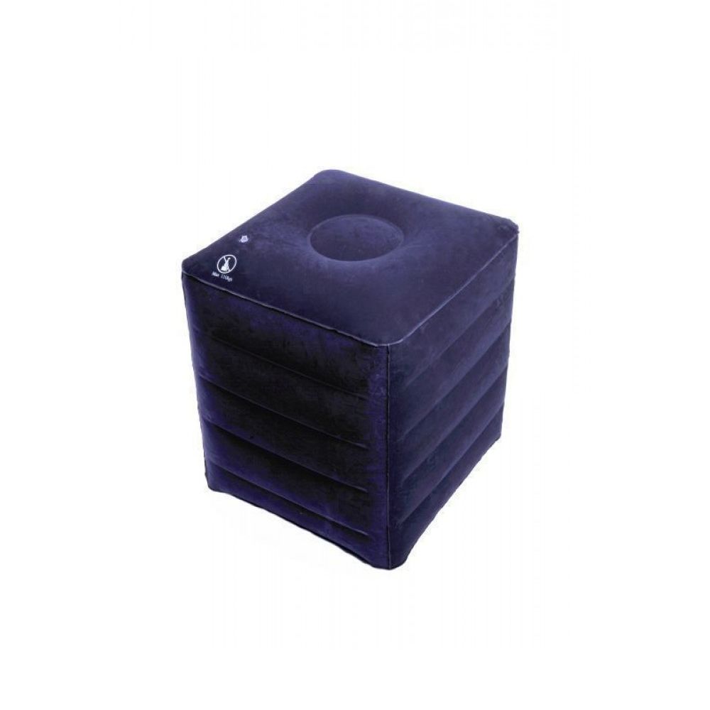 Blauer, quadratischer Relaxwürfel. Aufblasbares Design mit geriffelter Oberfläche und Logo.