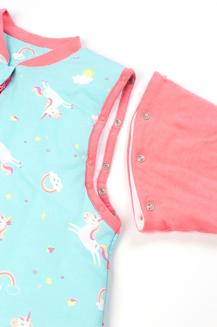 Detailaufnahme der Schulterpartie eines Schlafsacks. Druckknöpfe zum Öffnen. Oeko-Tex Qualität.