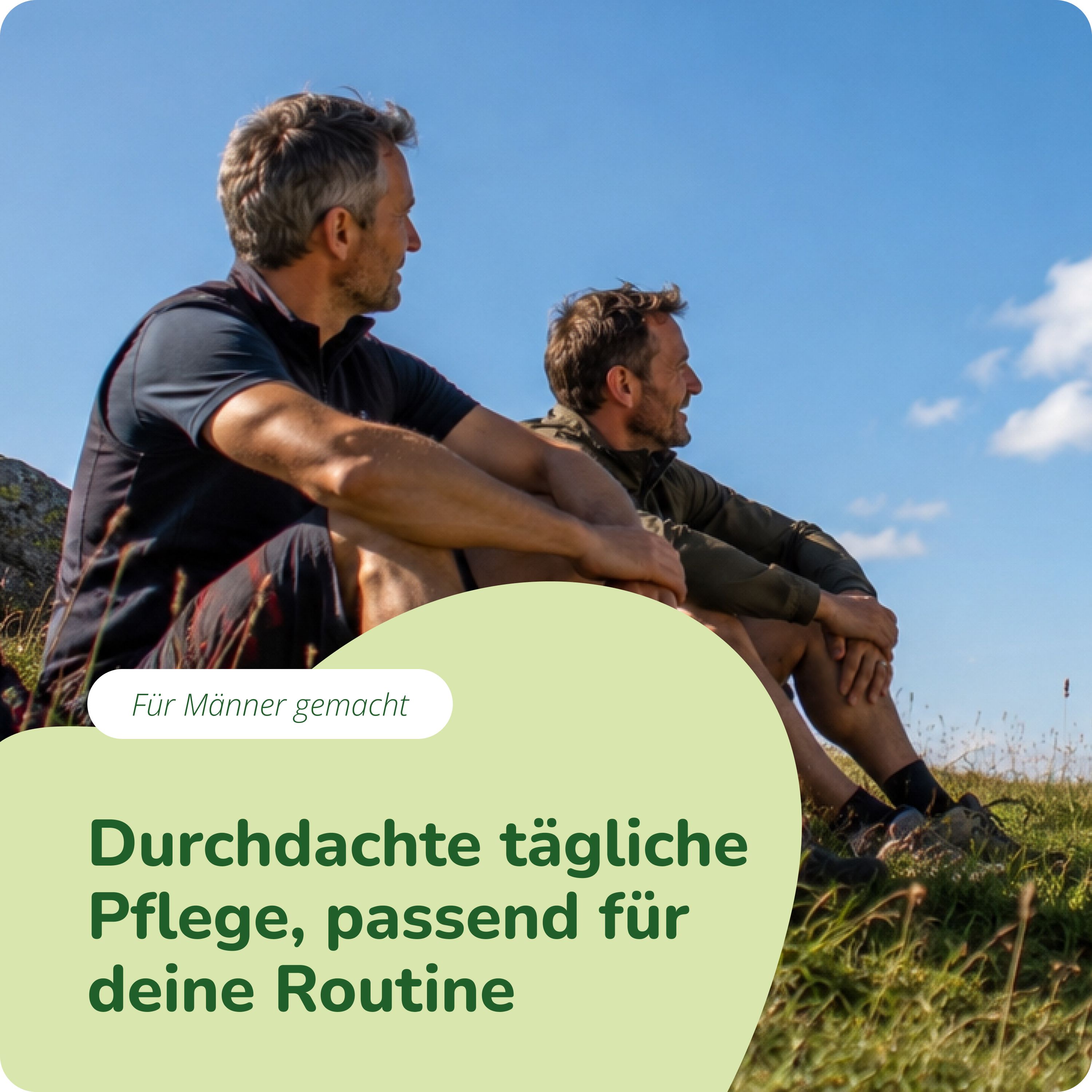 Zwei Männer sitzen auf einer Wiese mit Blick auf die Landschaft. "Für Männer gemacht. Durchdachte tägliche Pflege, passend für deine Routine."