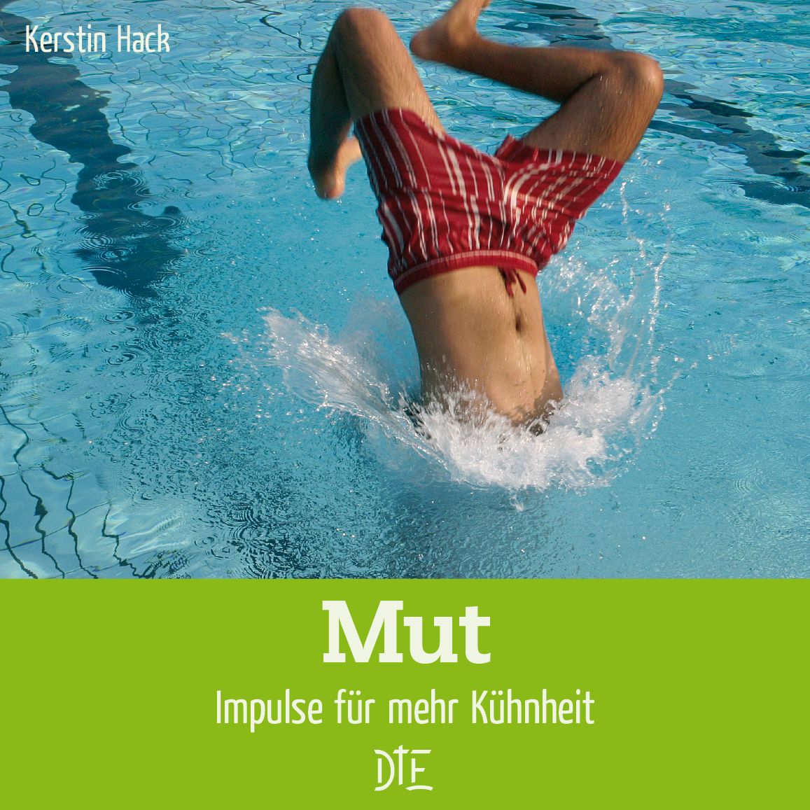 Person springt kopfüber in einen Pool. Wasser spritzt auf. Text: Mut, Impulse für mehr Kühnheit.