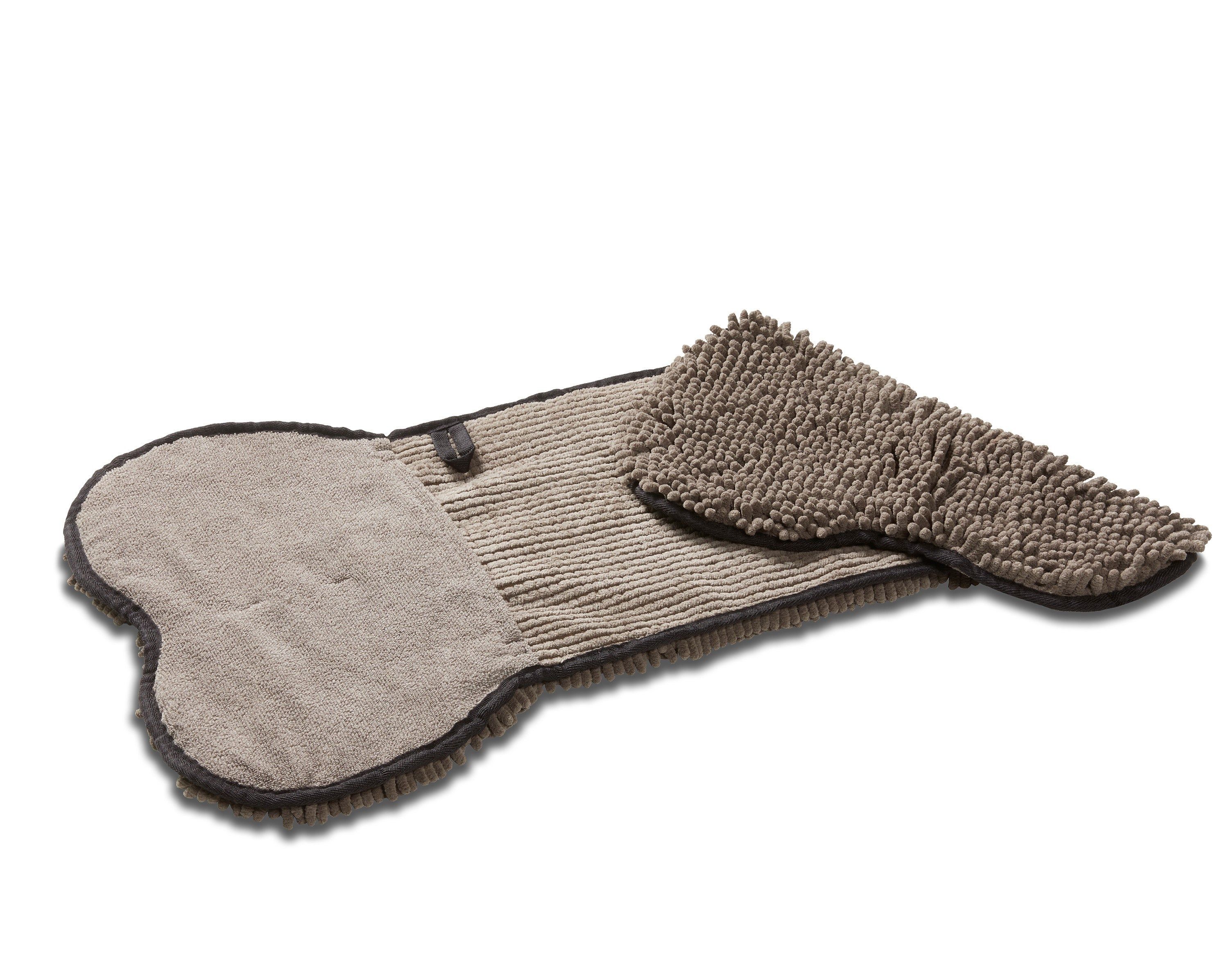 Hundehandtuch, grau, Knochenform. Zwei Teile, flauschig und glatt, mit dunklem Rand. Liegt auf weißem Hintergrund.