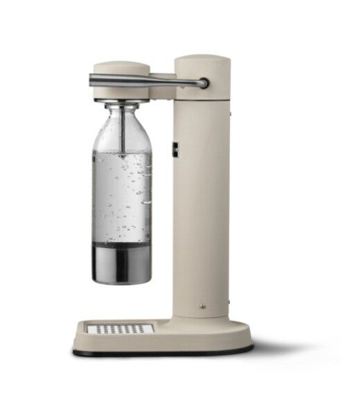 Beigefarbener Wassersprudler mit Glasflasche. Flasche eingesetzt. Metallbasis und -deckel. Wasser mit Blasen sichtbar.