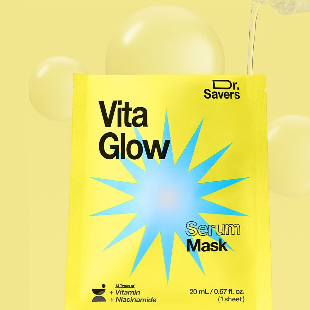 Verpackung einer Vita Glow Serum Maske, umgeben von weichen, gelben Kreisen.