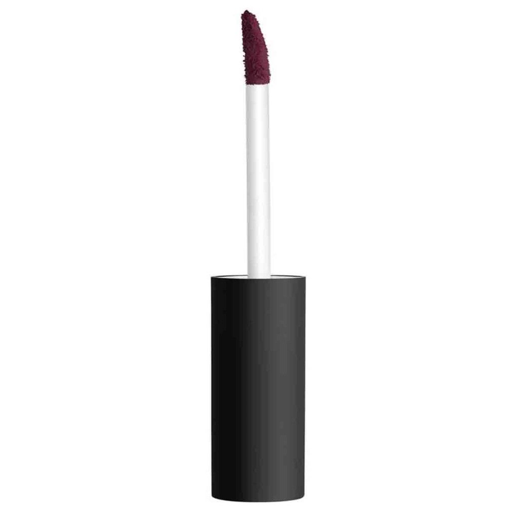 Applikator von Nyx Soft Matte Lip Cream in dunklem Beerenrot, herausgezogen aus dem schwarzen Gehäuse.