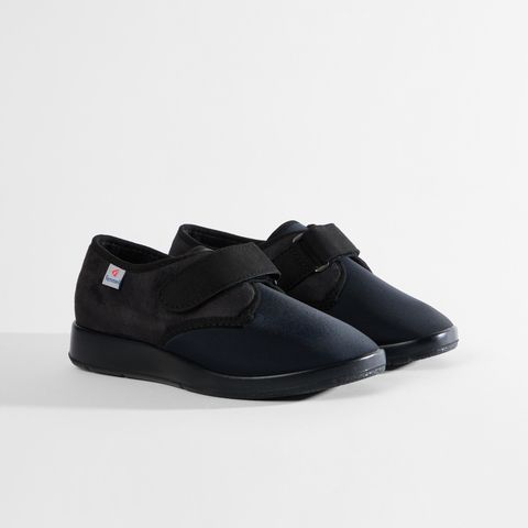 Schwarze orthopädische Schuhe mit Klettverschluss und atmungsaktivem Mesh-Obermaterial.