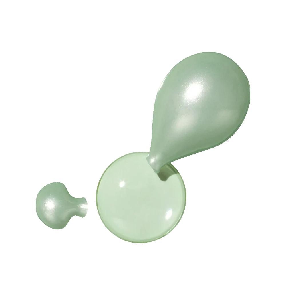 Zwei grüne, tropfenförmige Kapseln. Eine Kapsel ist geöffnet, das Öl tritt aus.