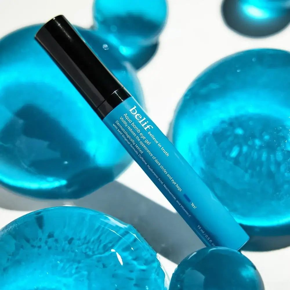 Belif Aqua Bomb Eye Gel zwischen blauen Kugeln.